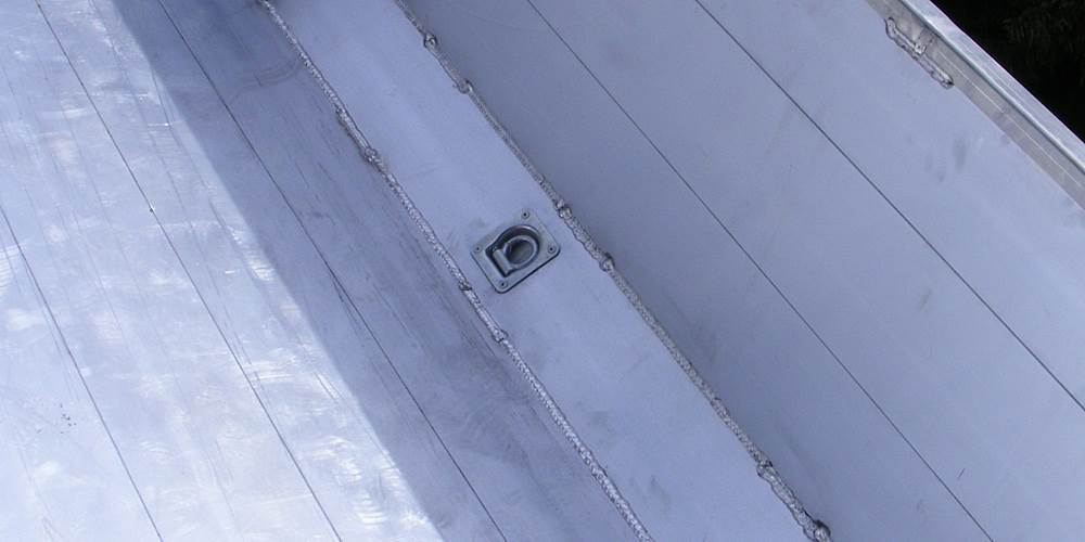 Seitenwände unten abgeschrägt, Zurrmulden innen