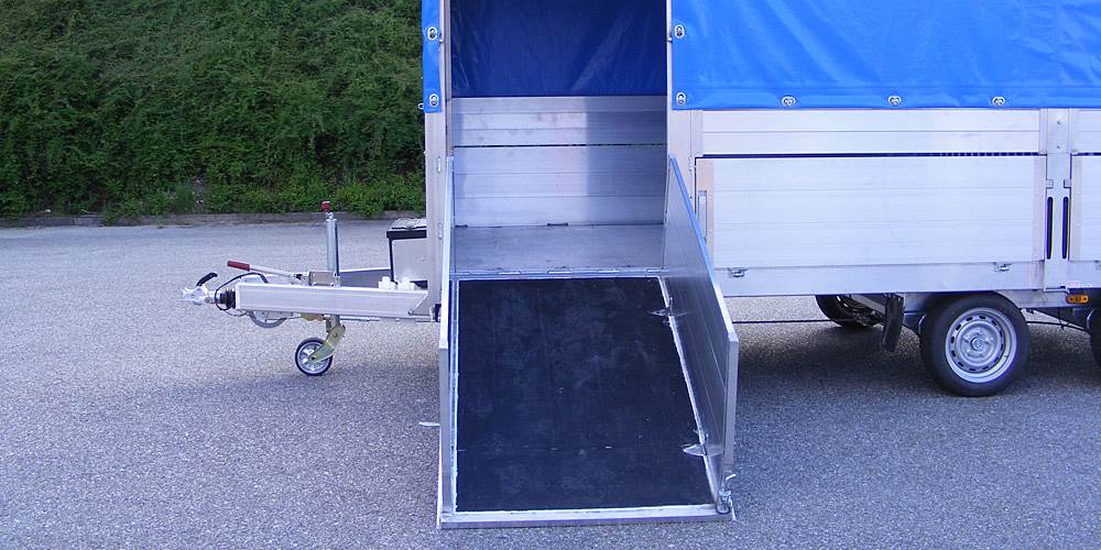 Seitenklappe links vorne mit Anti-Rutsch Auflage