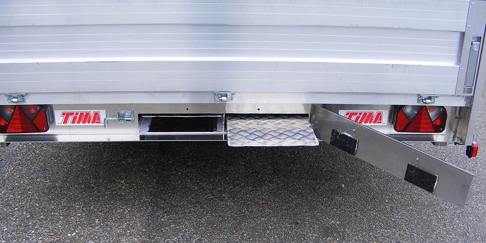 Rampeneinschub mit Klappe seitlich zu öffnen