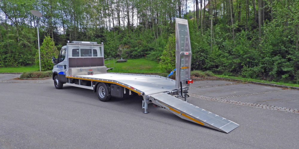 Auffahrrampen 1-teilig in Fahrstellung und abgeklappt